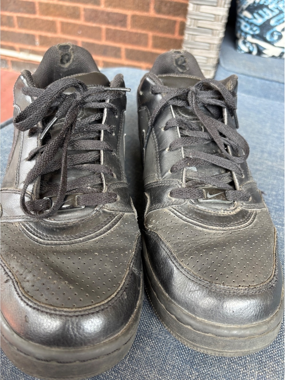 Nike Air prestige Men’s tennis shoes size 10.5 black used does have wear